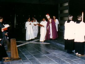 22. Dezember 1973: Bischof Adolf Bolte weiht die Gott-Vater-Kirche 